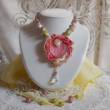 Collana Tender Heart ricamata con nastro di seta rosa e giallo, perline di ceramica, cristalli Swarovski e perline di seme